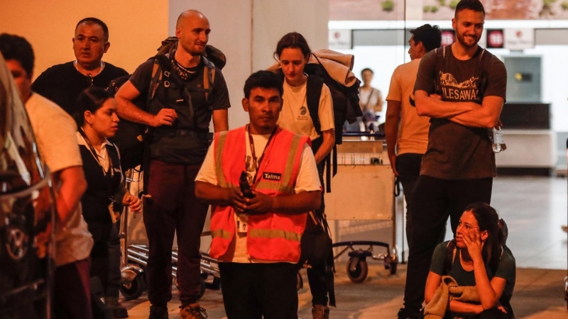 Pasajeros son vistos hoy varados en el Aeropuerto Internacional Coronel FAP Francisco Secada Vignetta, en Iquitos (Perú)