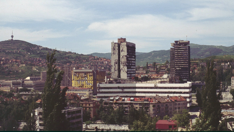 El Holiday Inn de Sarajevo, al fondo en una imagen de 1996.