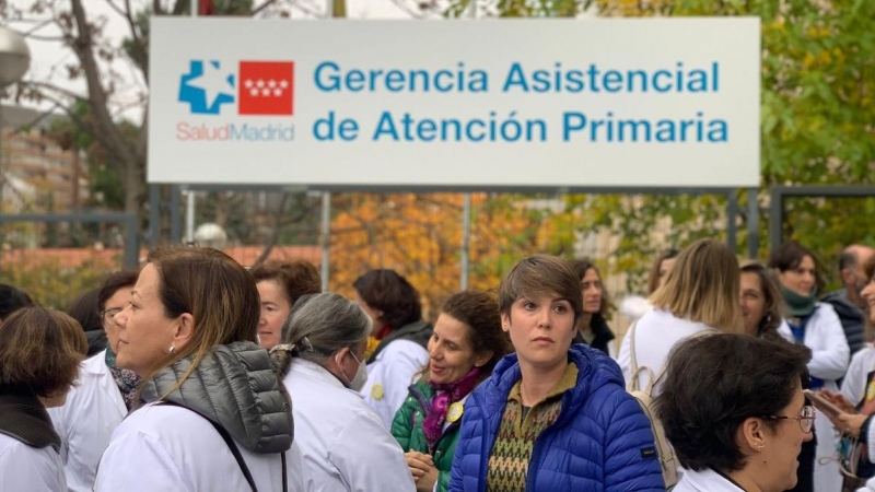 Instantes previos a la concentración frente a la Gerencia de Atención Primaria en Madrid para protestar por 'la grave situación' de este nivel asistencial, a 21 de noviembre de 2022.