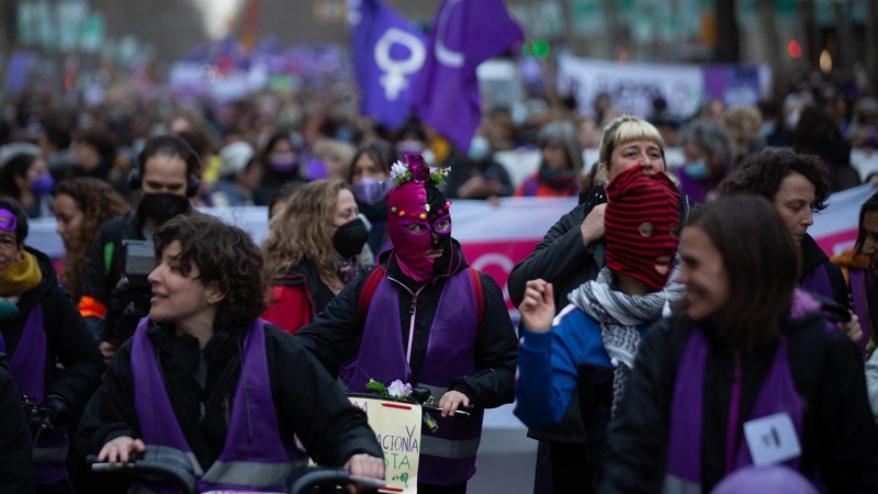 Imagen de archivo de un grupo de mujeres en una manifestación feminista en Barcelona.