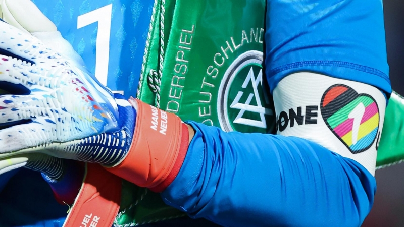 Imagen del brazo de Manuel Neuer con el brazalete 'One Love'- 16/11/2022