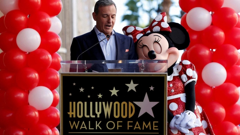 Bob Iger, junto al personaje de Minnie Mouse en la inauguración de su estrella en el Paseo de la Fama de Hollywood, en Los Ángeles (California, EEUU), en enero de 2018. REUTERS/Mario Anzuoni