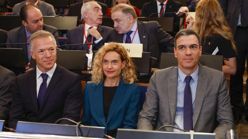 21/11/2022.- El presidente del Gobierno, Pedro Sánchez (d), al inicio de la sesión plenaria de la 68 Asamblea parlamentaria de la OTAN que se celebra en Madrid y en la que participan el secretario general de la OTAN, Jens Stoltenberg, y, por vía telemátic