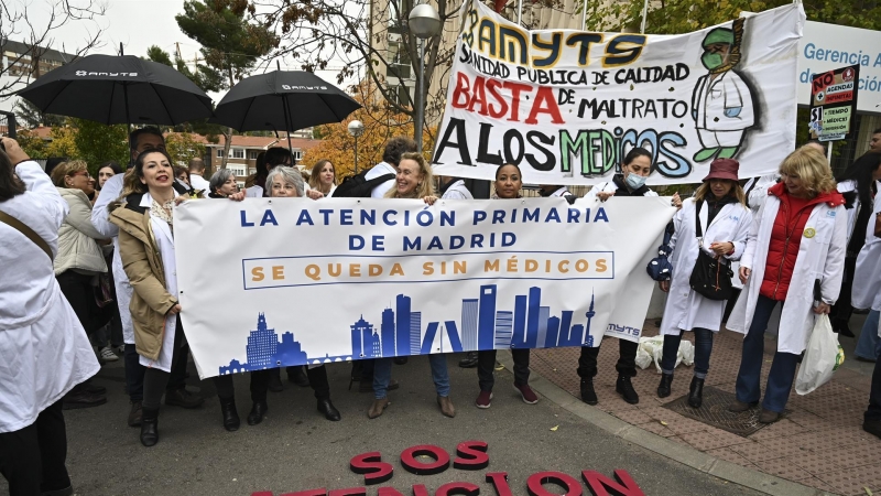 Participantes en la concentración convocada por el sindicato Amyts, mayoritario entre los médicos madrileños, frente a la Gerencia de Atención Primaria este 21 de noviembre de 2022.