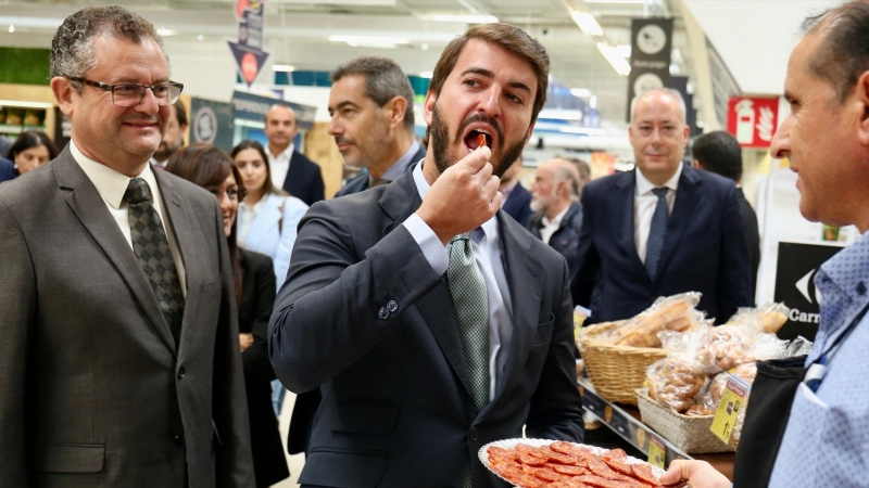 El vicepresidente de la Junta de Castilla y León, Juan García-Gallardo (Vox) prueba chorizo durante la presentación de los productos alimenticios de Tierra de Sabor en Madrid el 30 de septiembre de 2022.