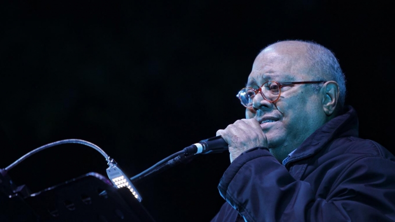Fotografía de archivo fechada el 18 de noviembre de 2017 que muestra al cantautor cubano Pablo Milanés durante un concierto en la inauguración del festival Chapultepec, en Ciudad de México.