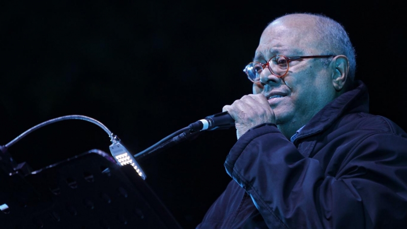 Fotografía de archivo fechada el 18 de noviembre de 2017 que muestra al cantautor cubano Pablo Milanés durante un concierto en la inauguración del festival Chapultepec, en Ciudad de México.