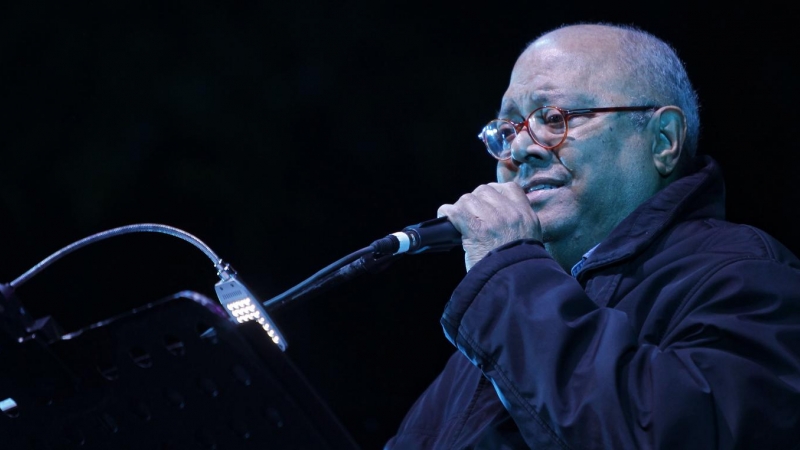 Fotografía de archivo fechada el 18 de noviembre de 2017 que muestra al cantautor cubano Pablo Milanés durante un concierto en la inauguración del festival Chapultepec, en Ciudad de México.