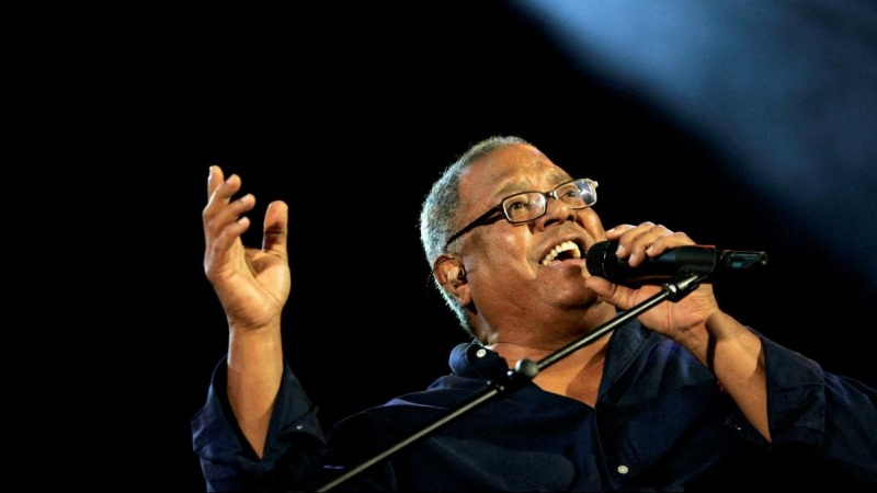 El músico cubano Pablo Milanés se presenta en un concierto en La Habana el 29 de agosto de 2008.