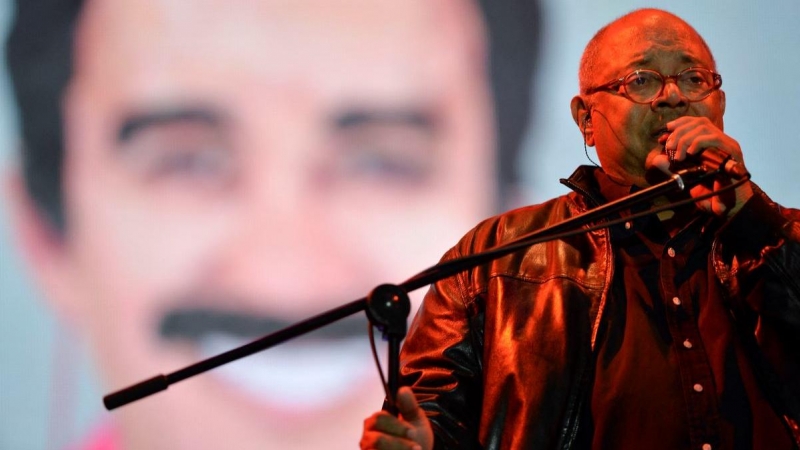 El músico cubano Pablo Milanés canta durante la ceremonia de clausura de la III edición del Premio de Periodismo Gabriel García Márquez que reconoce lo mejor del periodismo iberoamericano, en Medellín, departamento de Antioquia, Colombia, el 1 de octubre