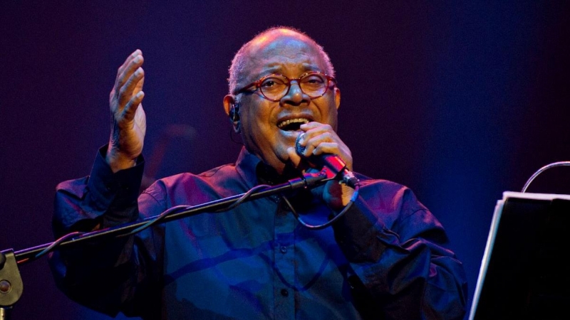 El músico cubano Pablo Milanés canta durante la inauguración de la XXXVI Muestra de Cine Latinoamericano en el teatro Karl Marx, el 4 de diciembre de 2014 en La Habana.