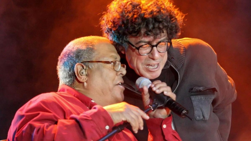 El cantante cubano Pablo Milanes y el argentino Piero, cantan a duo durante un concierto en el Agora de la Casa de la Cultura ecuatorina en Quito, el 18 de febrero de 2006.