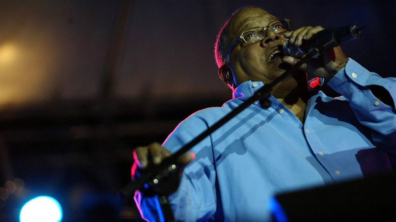 El cantante cubano Pablo Milanés interpreta una de sus canciones durante un concierto a beneficio de la ''Fundación Abrigo'' que dirige la primera dama de Honduras Xiomara de Zelaya, en Tegucigalpa, el 30 de marzo de 2007.