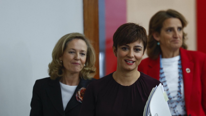 La vicepresidenta primera y ministra de Asuntos Económicos y Transformación Digital, Nadia Calviño; la ministra de Política Territorial y portavoz del Gobierno, Isabel Rodríguez, y la vicepresidenta tercera y ministra para la Transición Ecológica y el Ret