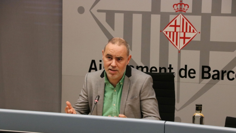 Eloi Badia, regidor d'Emergència Climàtica de l'Ajuntament de Barcelona, en la roda de premsa d'avui. Norma Vidal.