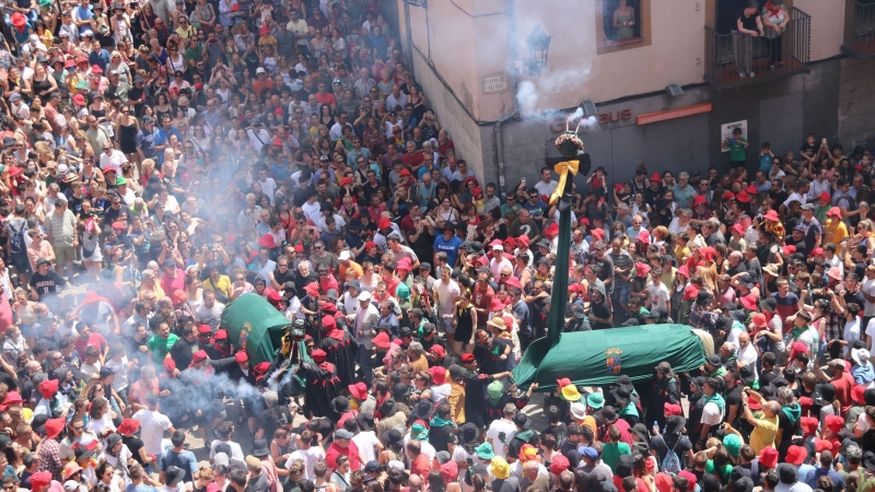 La Guita Xica i la Guita Grossa dansen a la plaça de Sant Pere de Berga