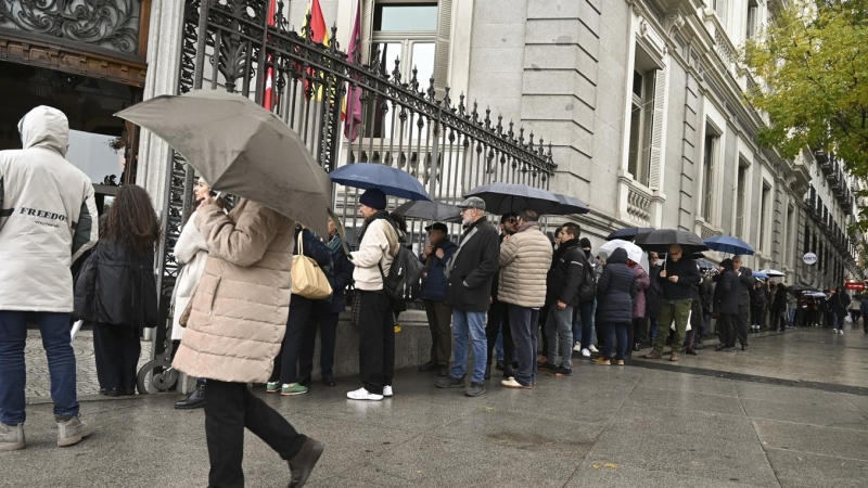 Varias personas hacen cola este miércoles en la Casa de América donde ha sido instalada la capilla ardiente del cantautor Cubano Pablo Milanés