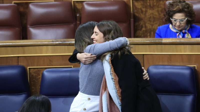 La ministra de Igualdad, Irene Montero (d), y la ministra de Derechos Sociales y Agenda 2030 , Ione Belarra (i), durante el pleno del Congreso que debate y vota el proyecto de Presupuestos Generales del Estado de 2023. EFE/ Zipi