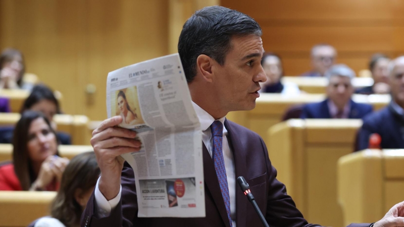 El presidente del Gobierno, Pedro Sánchez, en el pleno del Senado en Madrid el pasado martes en su respuesta a Alberto Núñez Feijóo con la portada del periódico El Mundo en la mano.