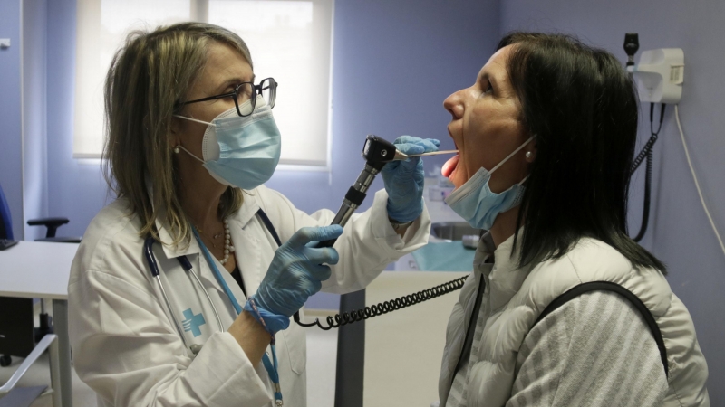 Una doctora del CAP Maresme de Mataró examina una pacient.