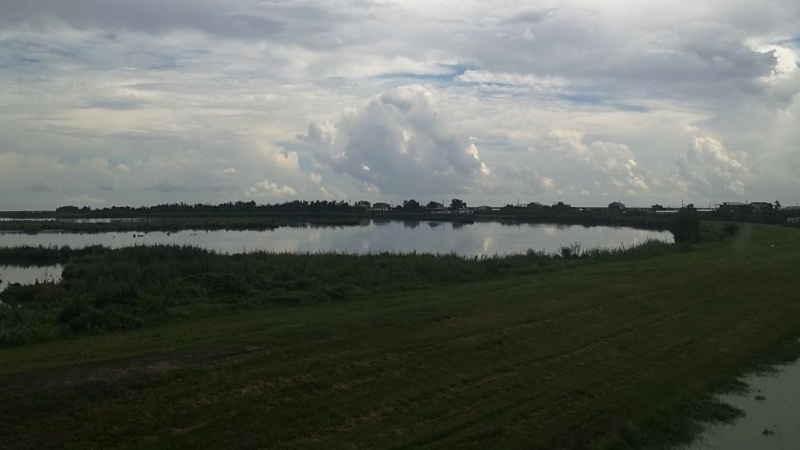 La laguna sobre la vieja pradera en La Isla.