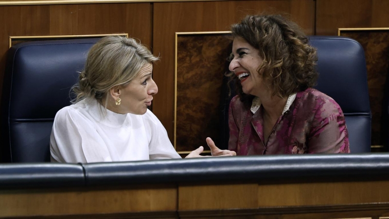 24/11/2022.- La vicepresidenta segunda del Gobierno y ministra de Trabajo y Economía Social, Yolanda Diaz, conversa con la ministra de Hacienda, María Jesús Montero, durante la última jornada de debate y votación de los presupuestos en el pleno del Congre