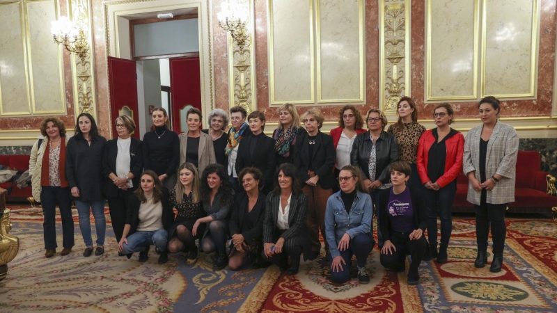 Foto de representantes de todos los grupos parlamentarios, a excepción de PP y Vox, en el Congreso contra la violencia política.