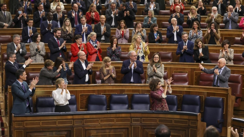 24/11/2022.- El diputado del PSOE Rafael Simancas (d) recibe una ovación de la bancada socialista durante la última jornada de debate y votación de los presupuestos en el pleno del Congreso, este jueves. EFE/ Kiko Huesca