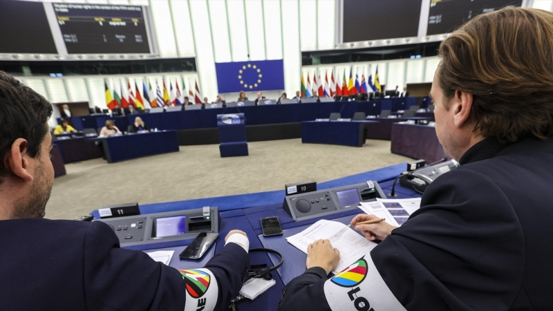 Dos diputados del Parlamento Europeo con brazaletes de 'One Love' mientras participan en una sesión de votación sobre una resolución que critica la situación de los derechos humanos en Qatar, en el Parlamento Europeo.