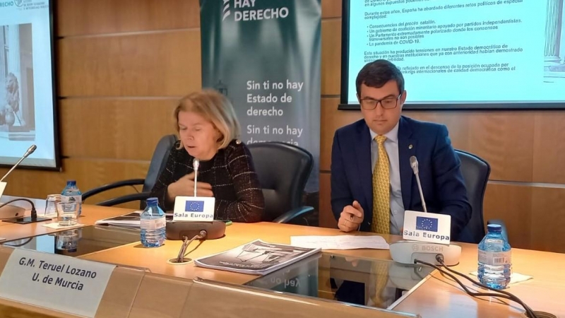 Elisa de la Nuez, secretaria general de la Fundación Hay Derecho, y el profesor de Derecho Constitucional de la Universidad de Murcia Germán M. Teruel, durante la presentación este viernes del informe sobre el Estado de derecho en España.