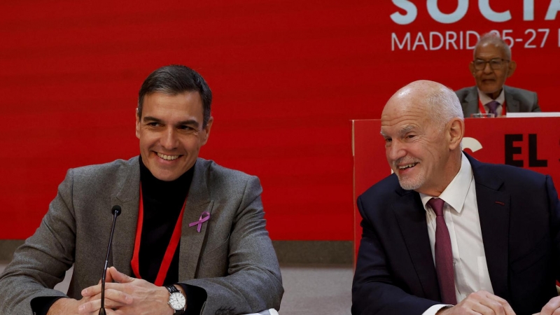 El presidente de Gobierno y secretario general del PSOE, Pedro Sánchez (i) y el actual presidente de la Internacional Socialista, Yorgos Papandréu durante el XXVI Congreso de la formación, este viernes en Madrid.