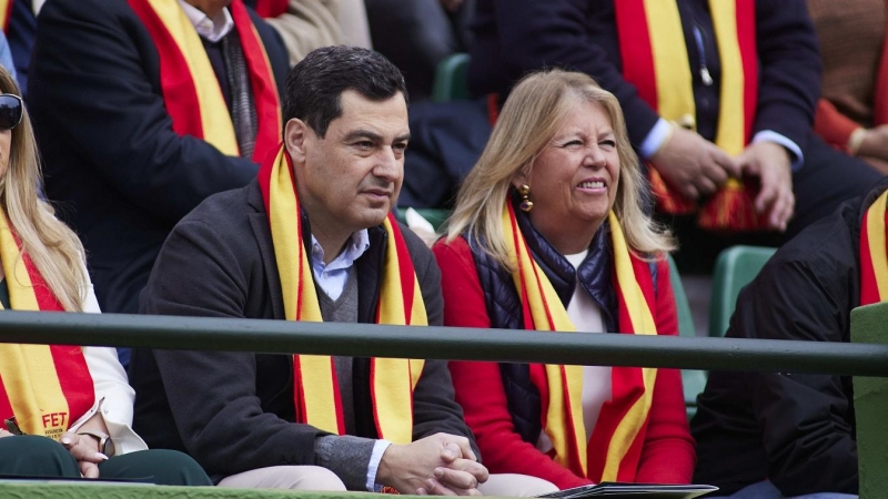 El presidente de la Junta de Andalucía, Juanma Moreno, junto a la alcaldesa de Marbella, María Ángeles Muñoz, durante el homenaje a Manolo Santana en el Club de Tenis Puente Romano, en marzo de 2022. E.P./Joaquin Corchero
