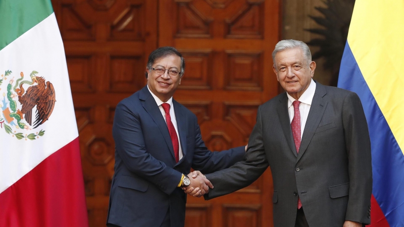 El presidente de México, Andrés Manuel López Obrador (d), recibe y saluda a su homólogo de Colombia, Gustavo Petro (i), este viernes en Palacio Nacional en la Ciudad de México este  25 de noviembre de 2022.