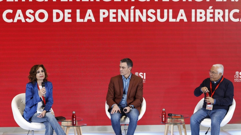 El presidente del Gobierno, Pedro Sánchez (c), junto a la ministra de Hacienda, María Jesús Montero y el primer ministro de Portugal, Antonio Costa, durante la segunda jornada del XXVI Congreso de la Internacional Socialista, este sábado en Madrid