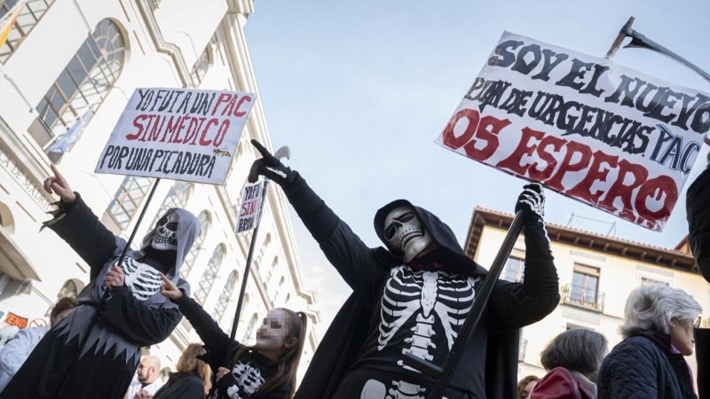 Cientos de sanitarios asisten a una concentración convocada por el sindicato Amyts en apoyo de la huelga de médicos y pediatras en toda la Atención Primaria de Madrid.