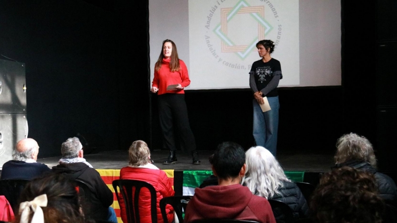 27/11/2022 - La diputada de la CUP Mireia Vehí i la portaveu d'Adelante Andalucía Teresa Rodríguez a l'acte que les dues formacions han celebrat a la Nau Bostik.