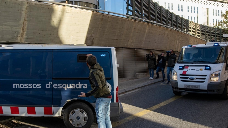Un coche de policía en la Audiencia de Lleida a 23 de noviembre