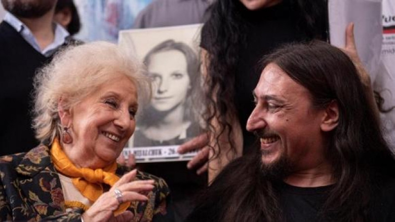 El argentino Javier Matias Darroux (d), de 41 años, y Estela de Carlotto (i), presidenta de Abuelas Plaza de Mayo, ofrecen una rueda de prensa este jueves, en Buenos Aires (Argentina). Darroux es el 'nieto 130' robado por la dictadura argentina (1976-1983