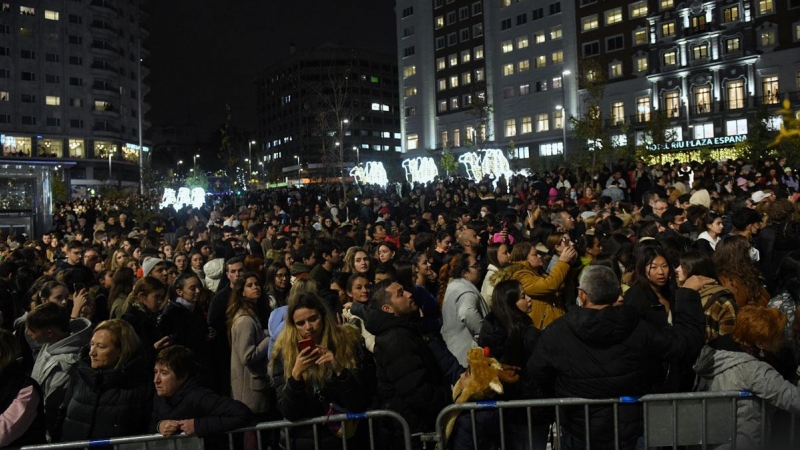 24/11/2022.- Cientos de personas en el acto de encendido del alumbrado de Navidad en la Plaza de España. Fernando Sánchez / Europa Press