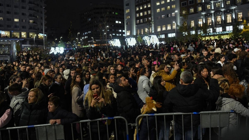 24/11/2022.- Cientos de personas en el acto de encendido del alumbrado de Navidad en la Plaza de España. Fernando Sánchez / Europa Press