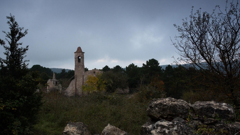 La iglesia de San Salvador, en el pueblo abandonado de La Mussara, a 28 de octubre de 2021, en Vilaplana, Baix Camp, Tarragona, Catalunya (España).