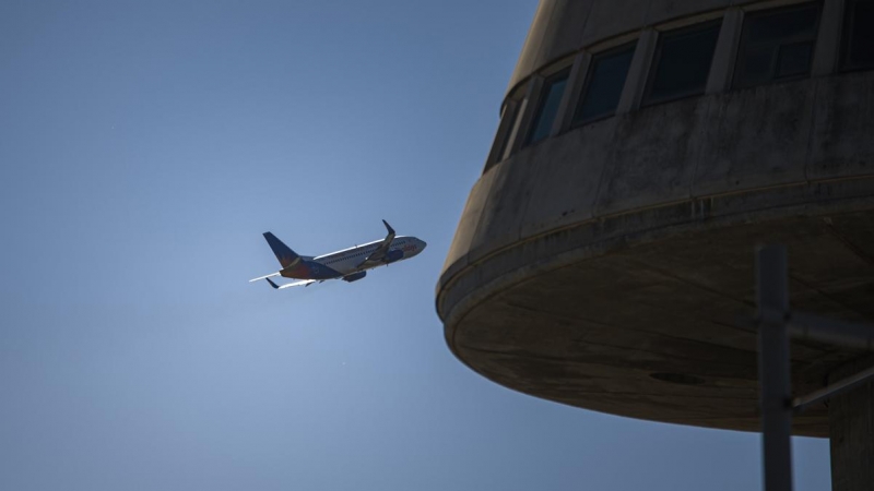 Vista de un avión en el aeropuerto de Barcelona, a 4 de noviembre de 2022.