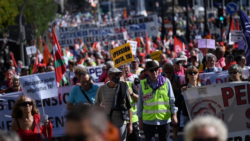 Miles de personas se manifiestan con pancartas, algunas que rezan 'Pensión Justa Ya', durante la marcha por la defensa de las pensiones públicas y la mejora de los salarios, a 15 de octubre de 2022, en Madrid, (España)