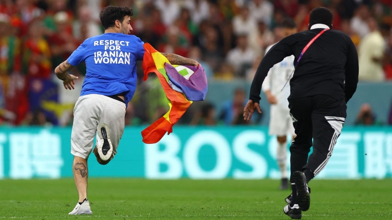 Un espontáneo salta al campo en el Mundial de Catar, durante el Portugal-Uruguay, reivindicando la paz y los derechos de las mujeres.