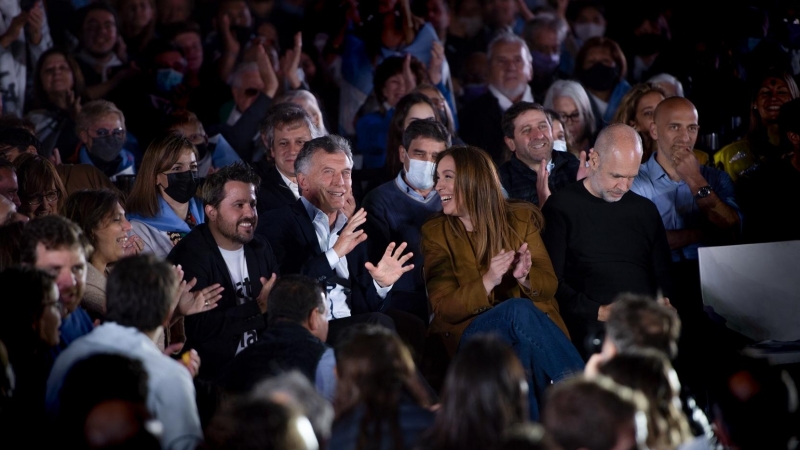 Mauricio Macri (C-l), expresidente de Argentina, y Eugenia Vidal (C-R), exgobernadora de la provincia de Buenos Aires, asisten al cierre de campaña del partido 'Juntos por el Cambio'