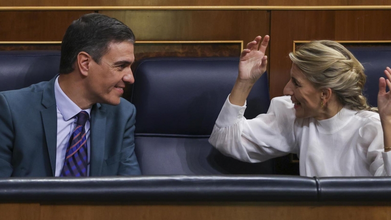 El presidente del Gobierno, Pedro Sánchez (i), junto a la vicepresidenta segunda del Gobierno y ministra de Trabajo y Economía Social, Yolanda Díaz (d), durante la última jornada de debate y votación de los presupuestos en el pleno del Congreso, el pasado