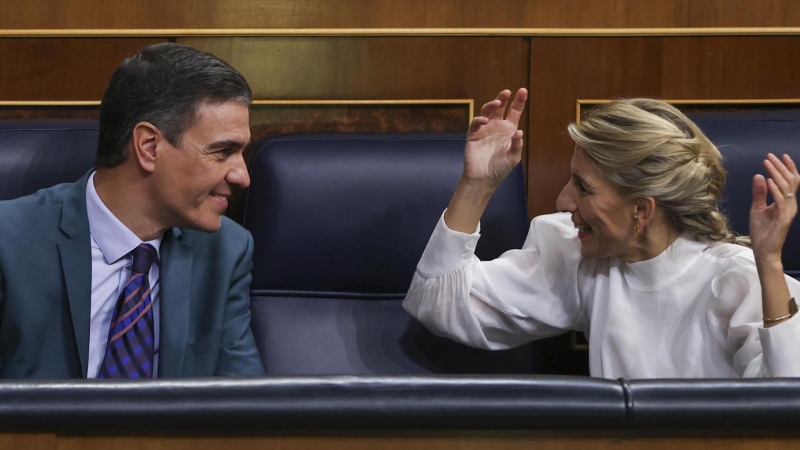 El presidente del Gobierno, Pedro Sánchez (i), junto a la vicepresidenta segunda del Gobierno y ministra de Trabajo y Economía Social, Yolanda Díaz (d), durante la última jornada de debate y votación de los presupuestos en el pleno del Congreso, el pasado