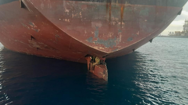 Imagen facilitada por Salvamento Marítimo de los tres varones localizados sobre el timón del petrolero Alithini II.