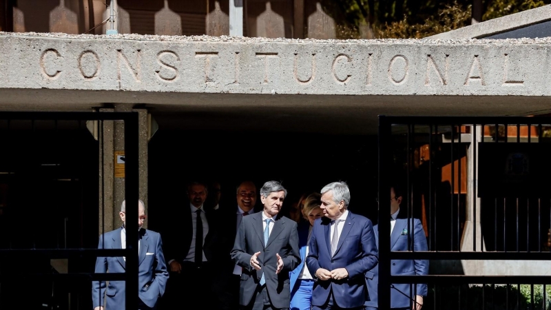 El presidente del Tribunal Constitucional, Pedro González-Trevijano (i), con el comisario europeo de Justicia, Didier Reyners (d), tras su salida del TC, el 30 de septiembre de 2022.