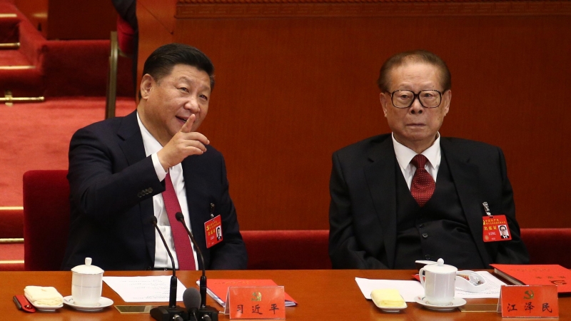 Fotografía del actual presidente de China Xi Jinping junto a Jiang Zemin durante la ceremonia de cierre del 19 Congreso Nacional del Partido Comunista chino- 24/11/2022